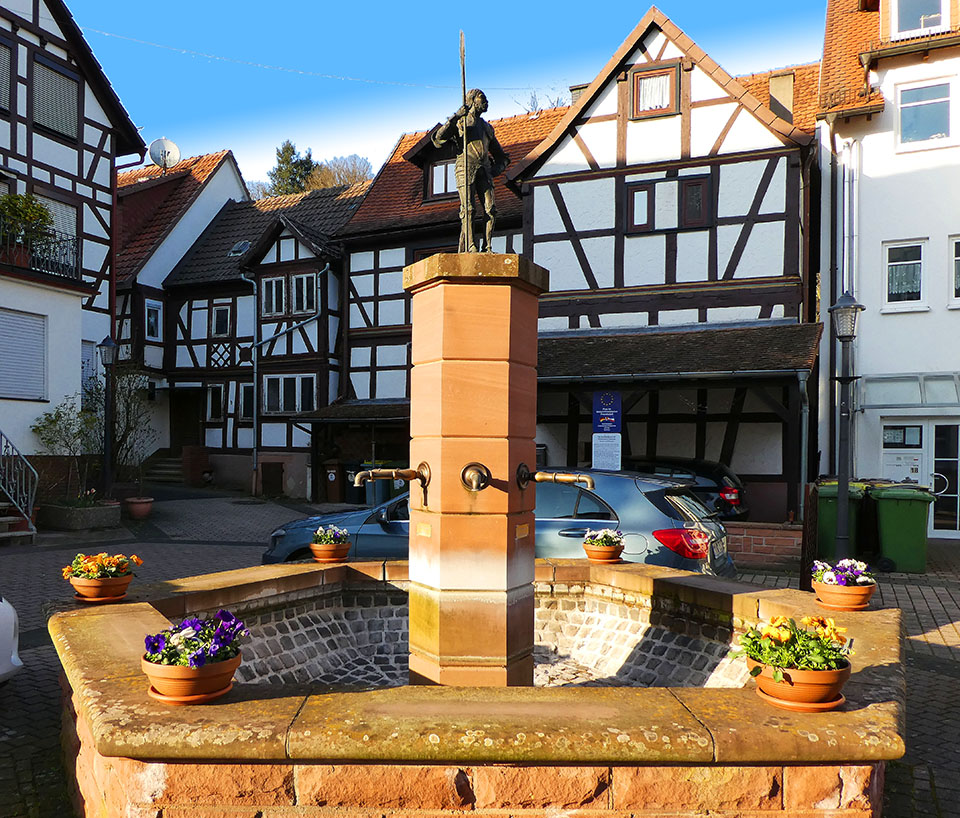 Altstadtbrunnen mit Blumenschalen für Ostern geschmückt