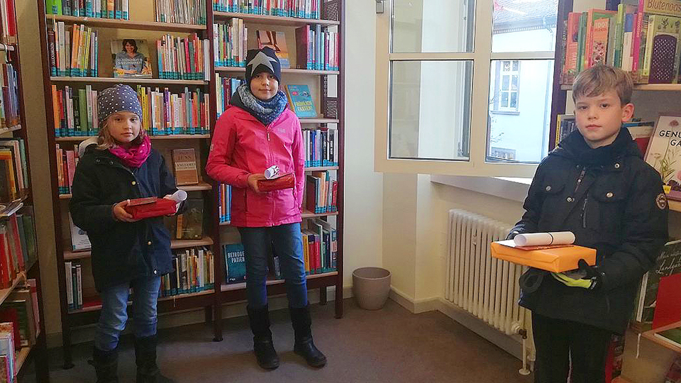 Gewinnübergabe für Freizeit-Leseprojekt in Gelnhäuser Stadtbücherei: Vincent Köhler ist die „fleißigste Leseratte“