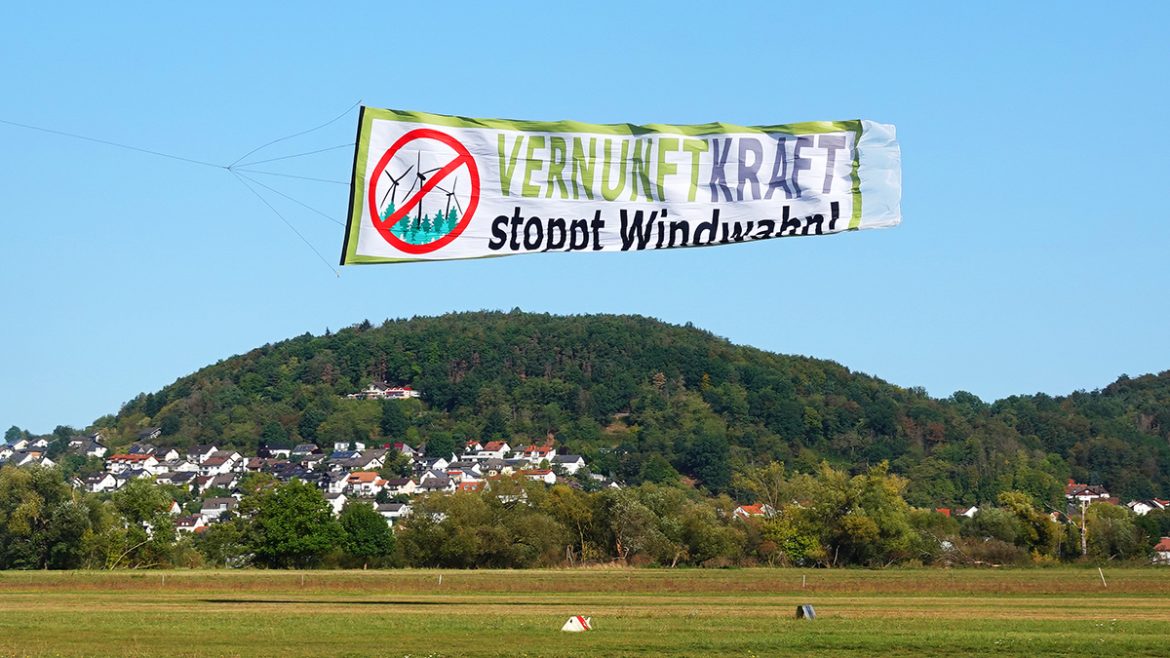 Protestflug gegen Naturzerstörung durch Windkraft: Bannerflug über den hessischen Spessart