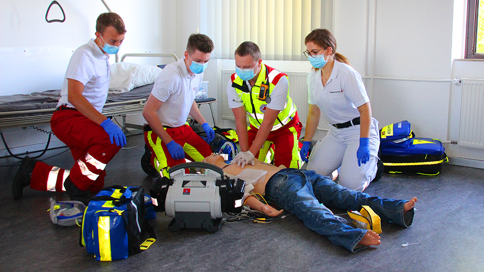 Training für Lebensretter: Angehende Notfallsanitäter üben mit SIM-Station