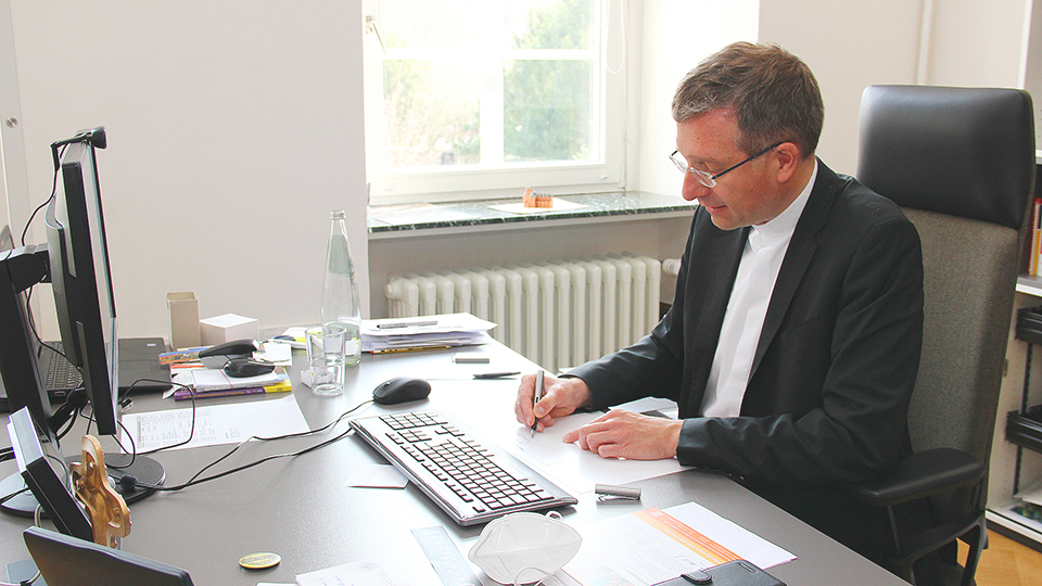 Caritas-Osterpost-Aktion: Bischof Gerber beteiligt sich mit eigenen Grußkarten
