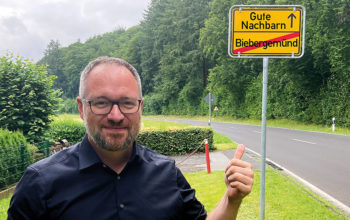 Bprgermeister Schmitt dankt den Wahlhelfern