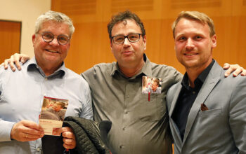 Zum Bild: Der Vorsitzende vom Kreisvorstand der Arbeiterwohlfahrt (AWO), Jörg Mair (Mitte) und sein Stellvertreter Roland Sahler (links) trafen sich zum Meinungsaustausch mit Bundestagsabgeordneten Lennard Oehl.