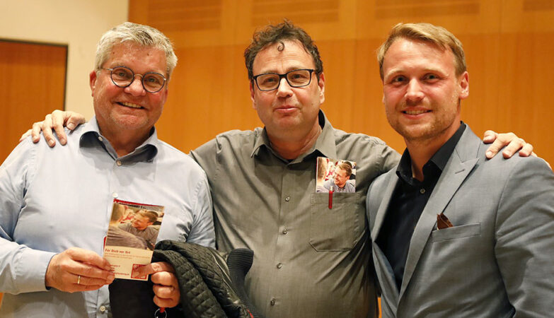 Zum Bild: Der Vorsitzende vom Kreisvorstand der Arbeiterwohlfahrt (AWO), Jörg Mair (Mitte) und sein Stellvertreter Roland Sahler (links) trafen sich zum Meinungsaustausch mit Bundestagsabgeordneten Lennard Oehl.