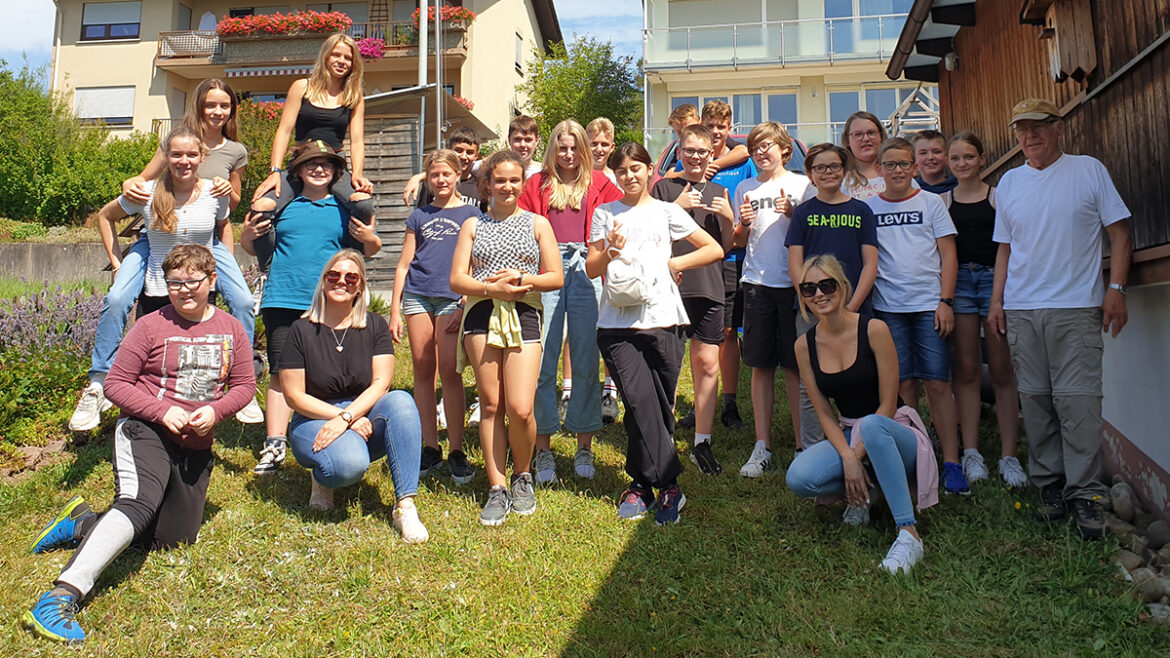 Kreisrealschule macht Ausflug in die Imkerei nach Oberndorf