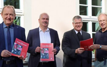 Zum Bild, von links: Die Herren Erb, Juch, Steinert und Scharf bei der Übergabe des Jahresreports 2022 an Generalvikar Steinert. Foto: M. Möller/Caritas FD.