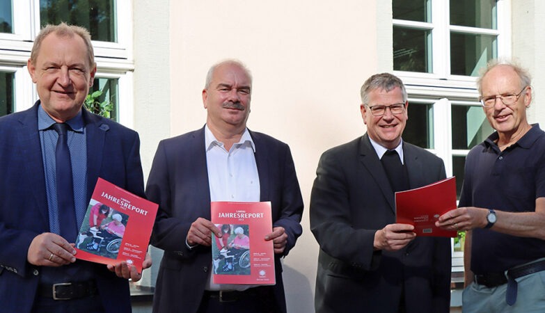 Zum Bild, von links: Die Herren Erb, Juch, Steinert und Scharf bei der Übergabe des Jahresreports 2022 an Generalvikar Steinert. Foto: M. Möller/Caritas FD.