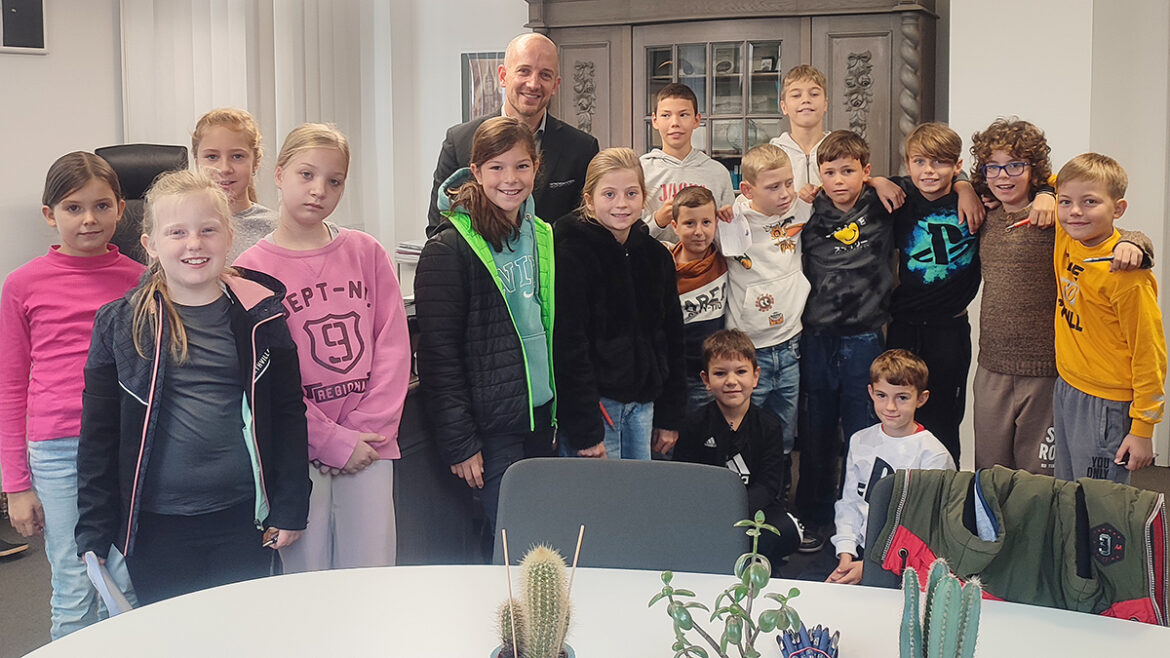 Vierte Klassen besuchen Bürgermeister Dominik Brasch