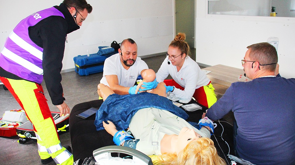 Wenn das Baby plötzlich kommt: Rettungskräfte trainieren Geburtshilfe