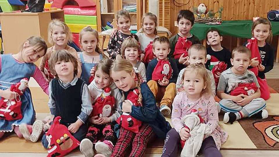 Weihnachtspäckchen im Kindergarten Alsónána angekommen