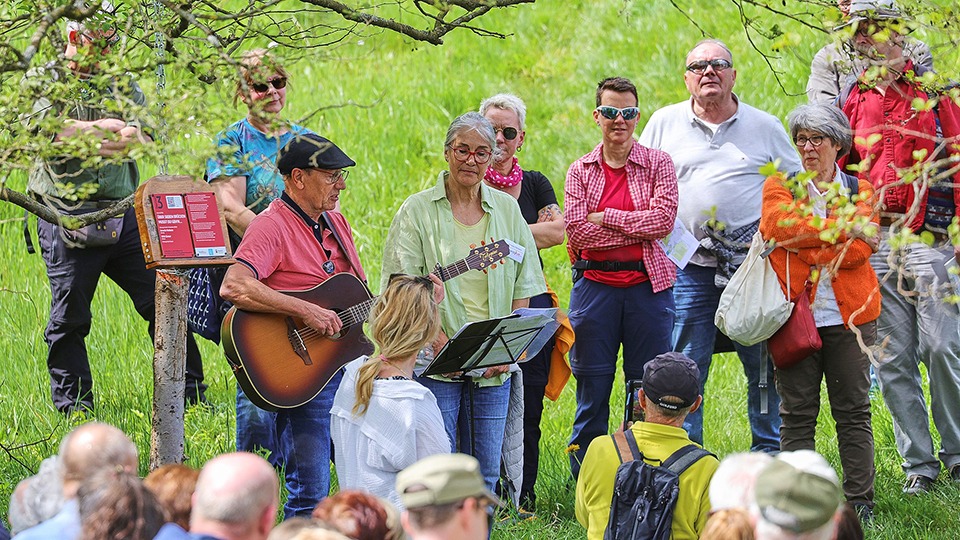 Am 5. Mai: „Lieder im Park“ im Roßbacher Rosengärtchen