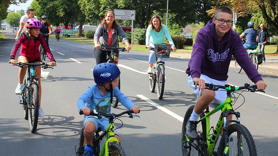 Kinder auf Rädern und Rollen im Straßenverkehr