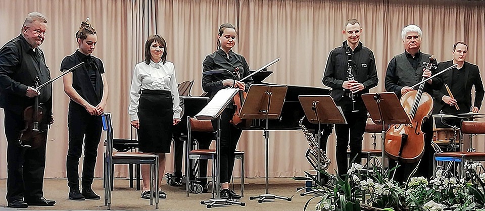 Südhessisches Kammerorchester mit zwei Gastmusikern