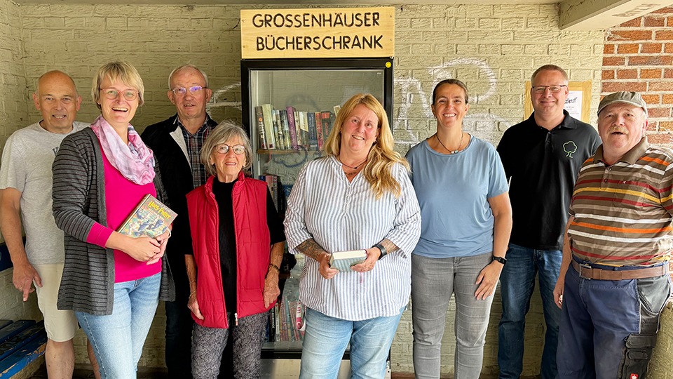 Neu: Bücherschrank in Großenhausen an der Bushaltestelle