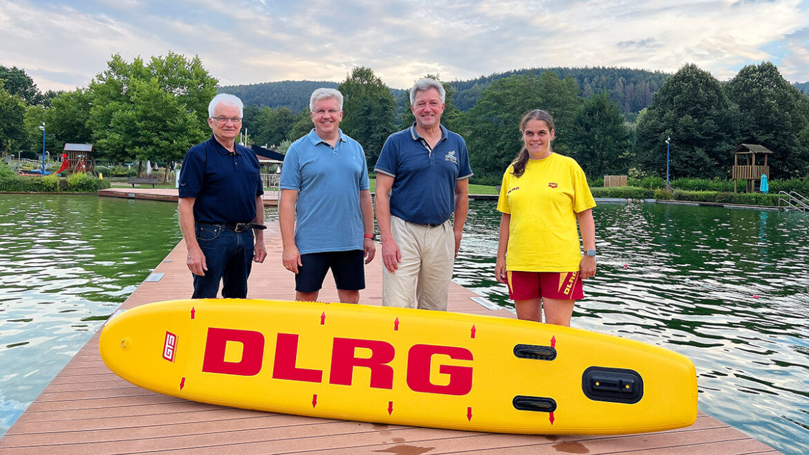 DLRG erfreut über Rettungsbrett-Spende der Orber Lions